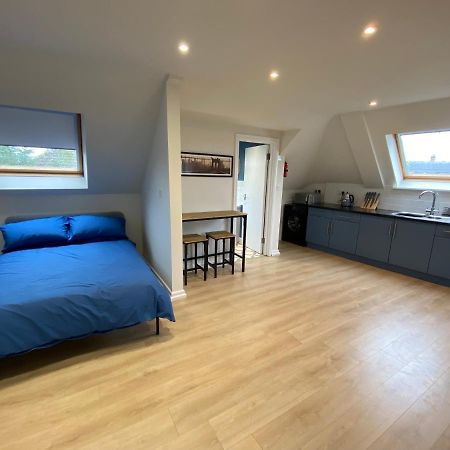 Lovely Spacious Loft Close To Train Station Worthing Kültér fotó