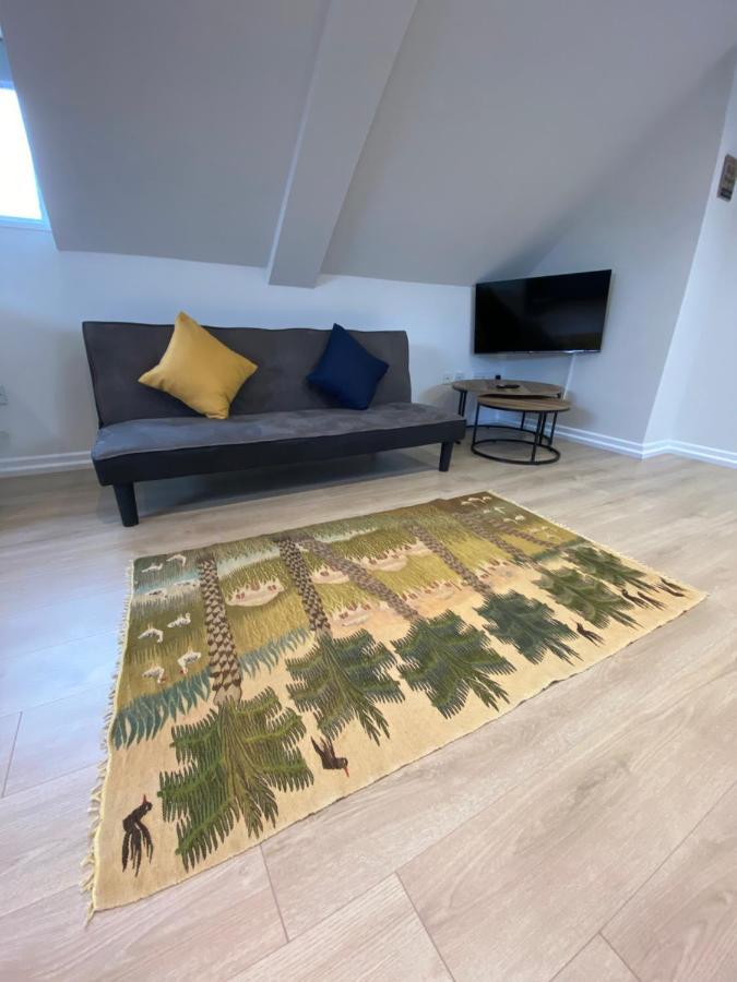 Lovely Spacious Loft Close To Train Station Worthing Kültér fotó