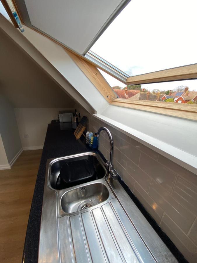 Lovely Spacious Loft Close To Train Station Worthing Kültér fotó
