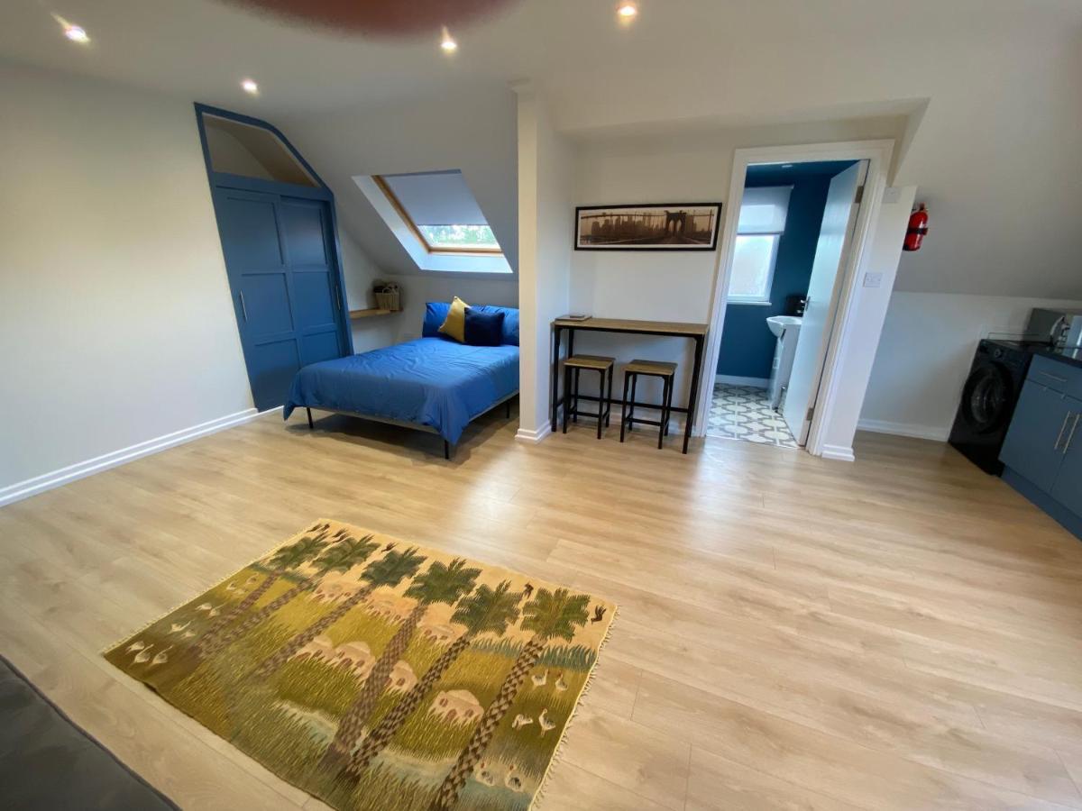 Lovely Spacious Loft Close To Train Station Worthing Kültér fotó