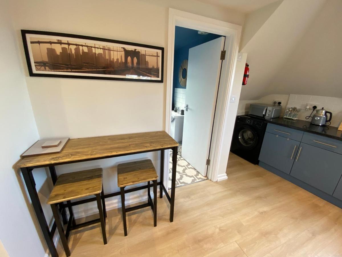 Lovely Spacious Loft Close To Train Station Worthing Kültér fotó